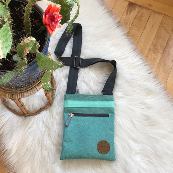 Dakine Handbags - Dakine crossbody bag LIKE NEW